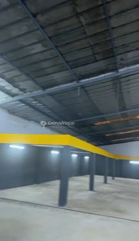 Entrepôt 3750 m² avec cour partagée — Yopougon