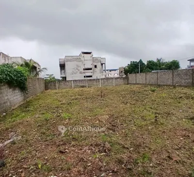 Terrain 700 m² clôturé — Bingerville Addoha